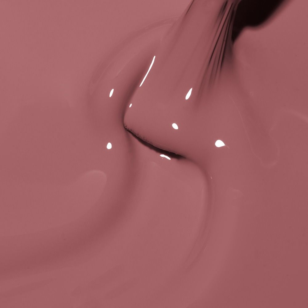 Nahaufnahme eines Pinsels in roséfarbenem Nagellack mit glänzender, cremiger Textur – Produktbild für Nagellack