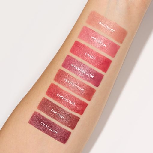 Lippenstift-Swatch mit den Farben Milkshake, Ice Cream, Candy, Marshmallow, Frappuccino, Cheesecake, Caramel und Chocolate