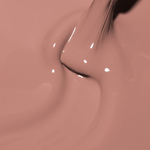 Detailaufnahme von cremefarbenem Nagellack, der sanft fließt.