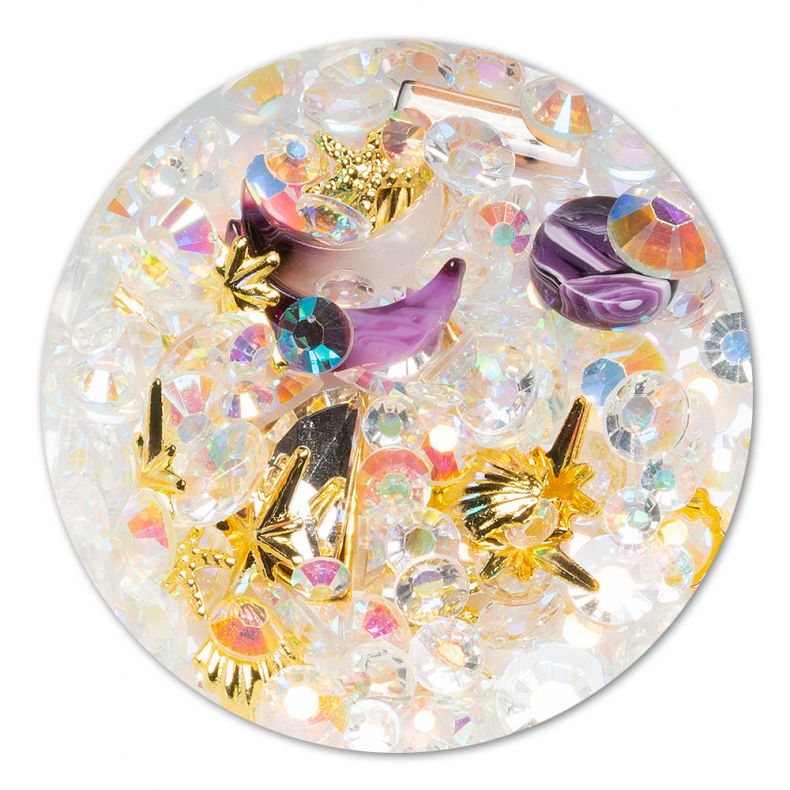 Bunte Nailart Dekoration mit Glitzersteinen und kreativen Formen