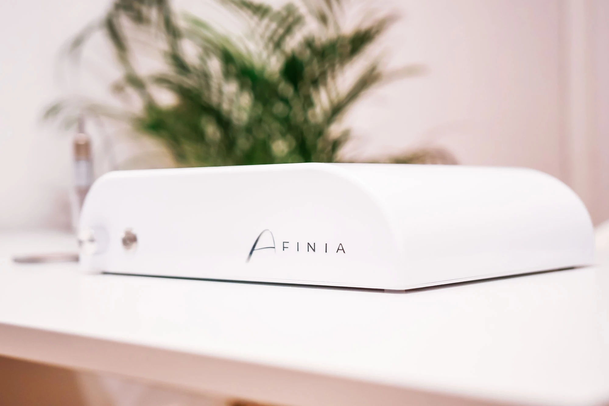 Mobile-plus-1b Afinia Gerät in weiß auf einem Tisch mit Pflanze im Hintergrund