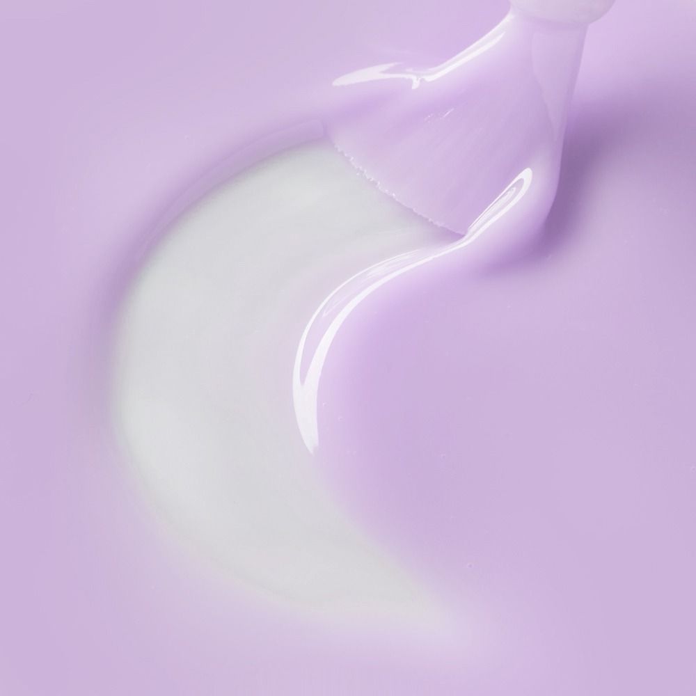 Nahaufnahme von Cupio RevoGel Flüssig – Lilac Milk 15ml, flüssiges Polygel in milchigem Flieder für präzise, langlebige Nagelmodellagen