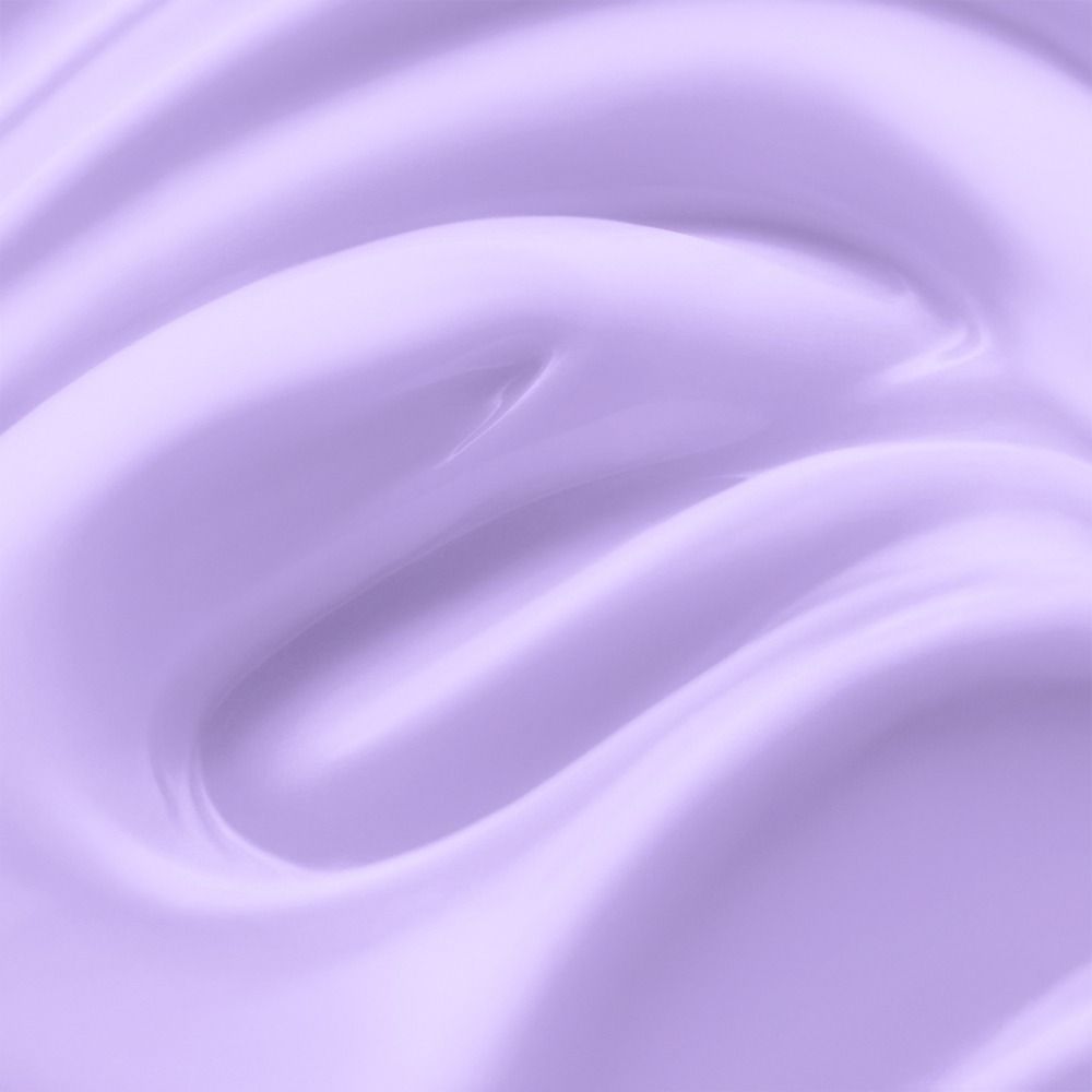 Nahaufnahme einer samtigen lila Creme, die weich und geschmeidig wirkt.