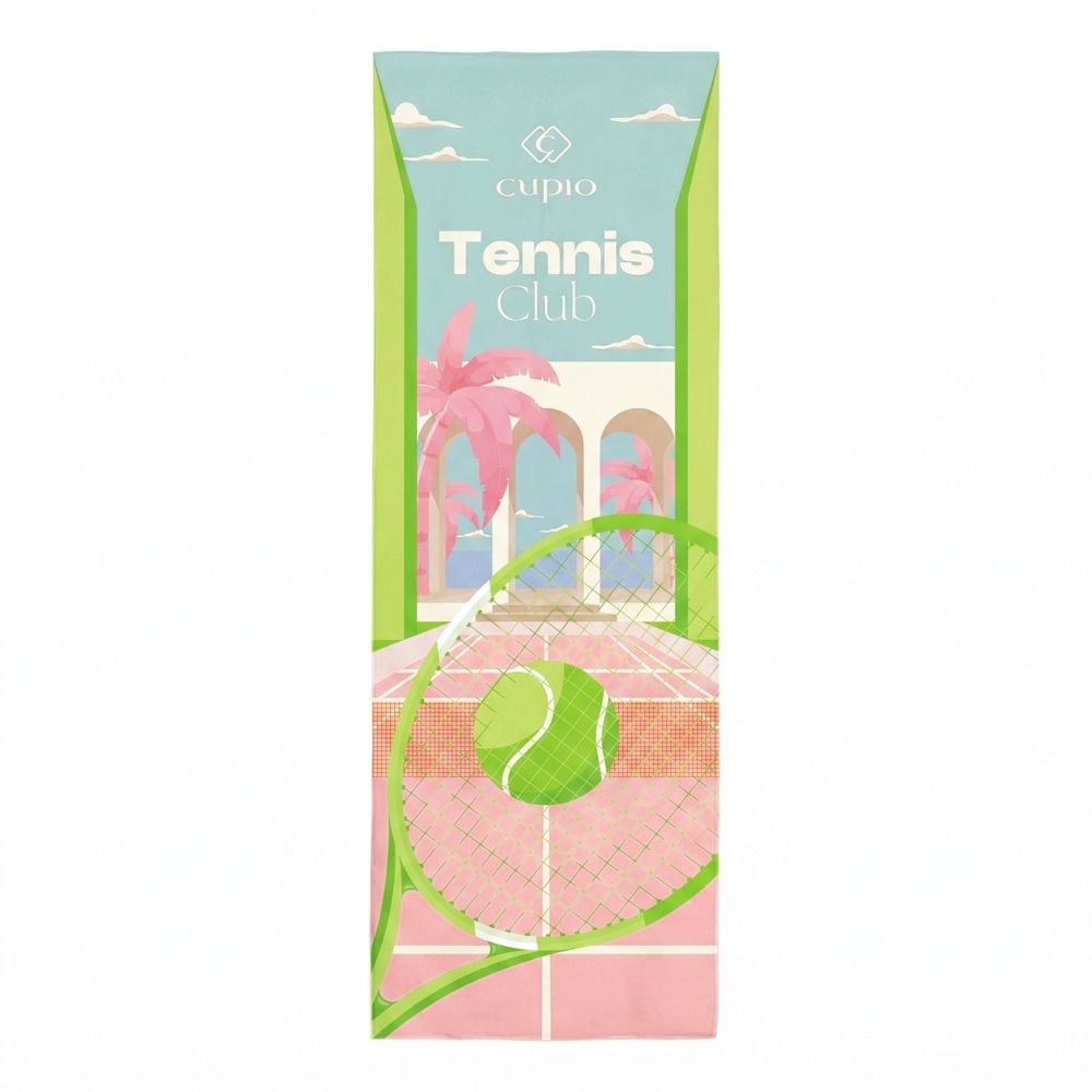 Verpackung des Cupio Tennis Club Produkts mit Illustration von Tennisschläger, Tennisball, rosa Tennisplatz und Palmen im Retro-Stil