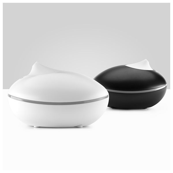 Zwei stilvolle Aroma Diffusoren in schwarz und weiß auf einem neutralen Hintergrund