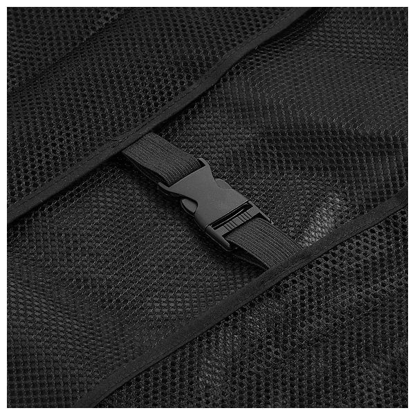 Detailaufnahme einer schwarzen Netzmaterial-Tasche mit einem Clipverschluss
