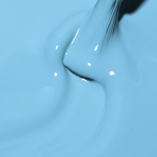 d0119_b Nahaufnahme eines blauen Farbauftrags mit Pinsel auf glatter Oberfläche