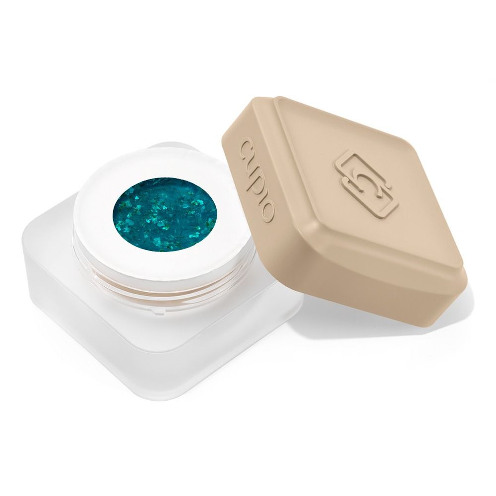 Geöffneter CND™ Additives Nail Art Tiegel mit blaugrün schimmerndem Effektglitter und beigefarbenem Deckel auf weißem Hintergrund