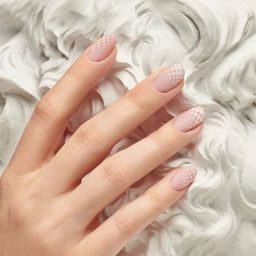 perfect_matte_top_coat_rubber_base_skin Hand mit schöner Nagelmodellage in sanften Rosa-Tönen