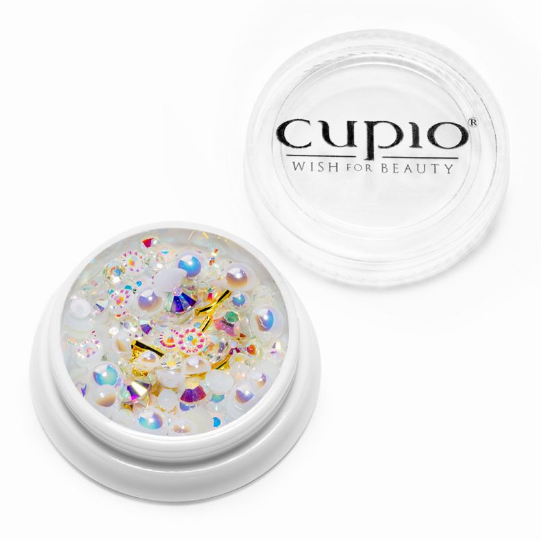 Kapette mit strahlenden Nailart-Dekorationen in verschiedenen Formen und Farben