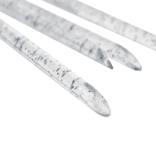 Drei transparente Kunststoff-Stäbe auf weißem Hintergrund