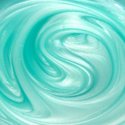 d0148_b Nahaufnahme einer glatten, aqua farbenen Creme mit schimmerndem Aussehen