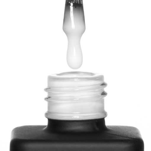 c9045_1_ Nagellackflasche mit Pinsel, aus dem ein Tropfen Flüssigkeit tropft