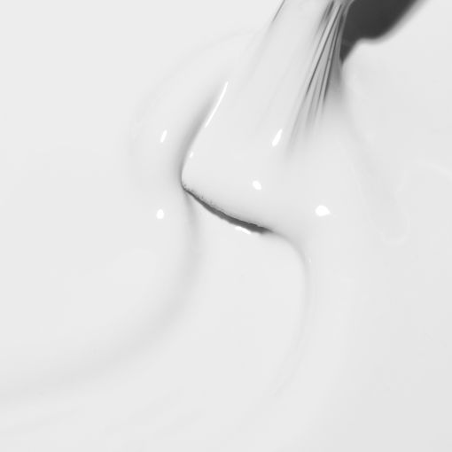 c8919_c_1 Nahaufnahme einer cremigen weißen Farbe, die in einer Schüssel angerührt wird.