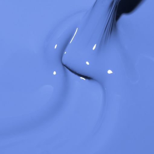 Nahaufnahme von flüssiger blauer Farbe mit einem Pinsel
