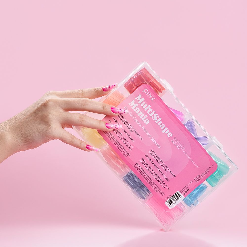Pinx MultiShape Mania in einer Hand, mit bunten Nagelformen in einer durchsichtigen Box
