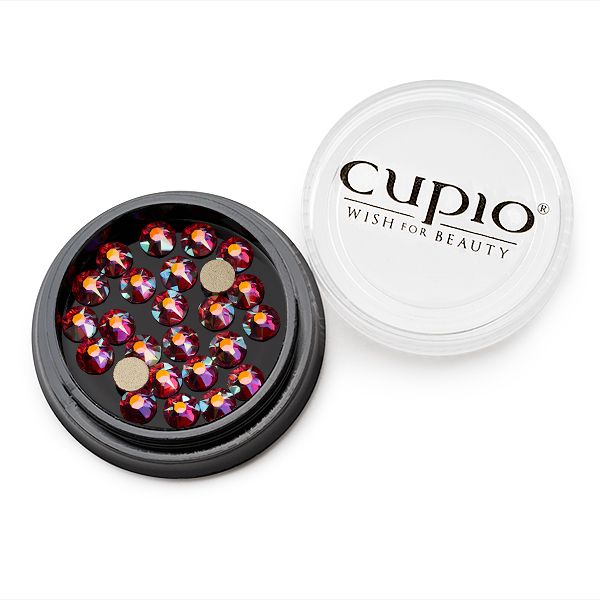 Strasssteine in verschiedenen Farben in einer Dose von Cupio zur Verschönerung von Nägeln