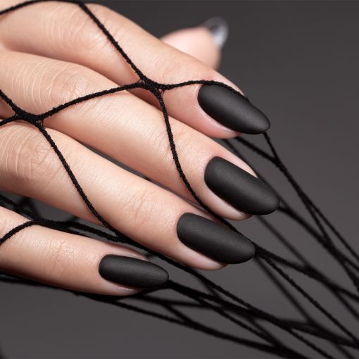 fatal_glance_perfect_matte1 Schwarze, matte Fingernägel mit einem feinen Netz aus Fäden dahinter