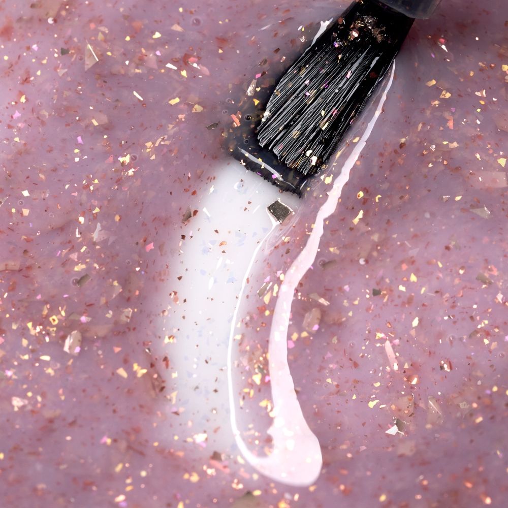 Nahaufnahme von Cupio Gellack Honey Collection Lavender Honey 15ml: lavendelfarbener, semipermanenter Nagellack mit schimmernden Glitzerpartikeln am Pinsel.