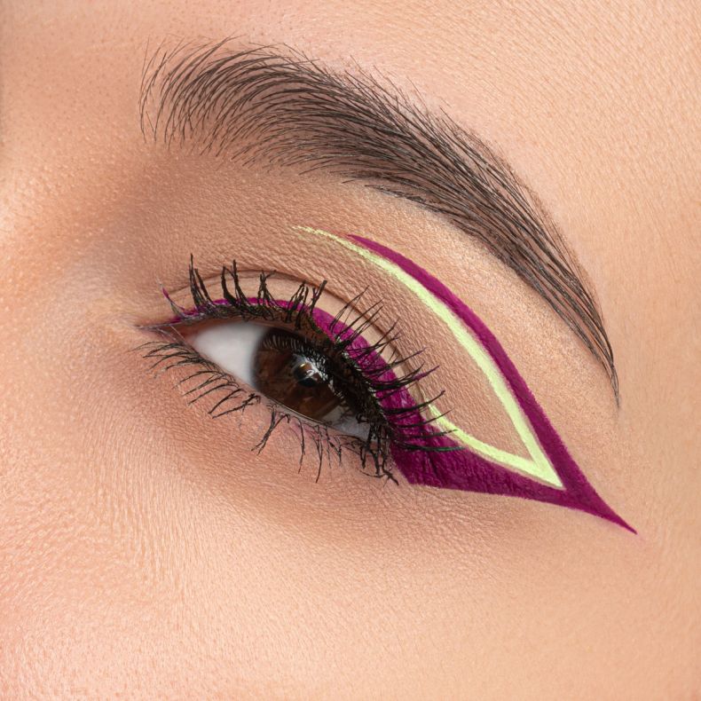 neon_green_electric_purple Detailaufnahme eines Auges mit außergewöhnlichem Make-up in lila und gelben Farben