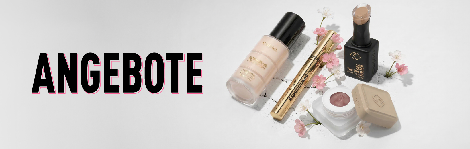 Werbebanner mit dem Schriftzug Angebote und dekorativ arrangierten Make-up-Produkten, darunter Foundation, Mascara, Gel-Polish und Creme mit Blüten
