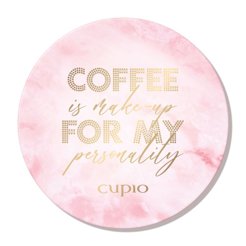 Runder Teller mit dem Aufdruck 'Coffee is make-up for my personality' in goldener Schrift auf rosa Hintergrund