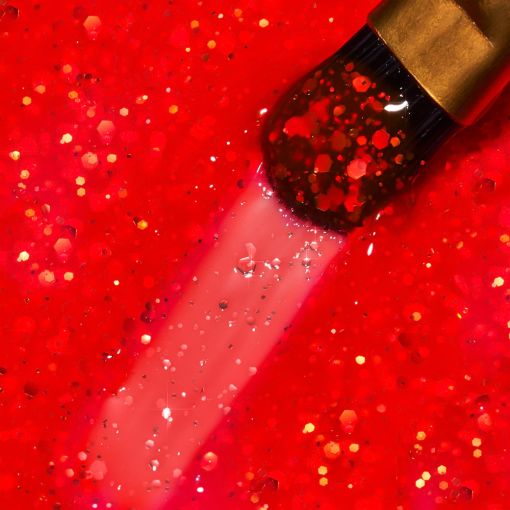 glitter_neon_builder_gel_summer_flame_c9085_b Nahaufnahme eines glitzernden roten Lipgloss mit Pinselapplikator auf glitzerndem Hintergrund