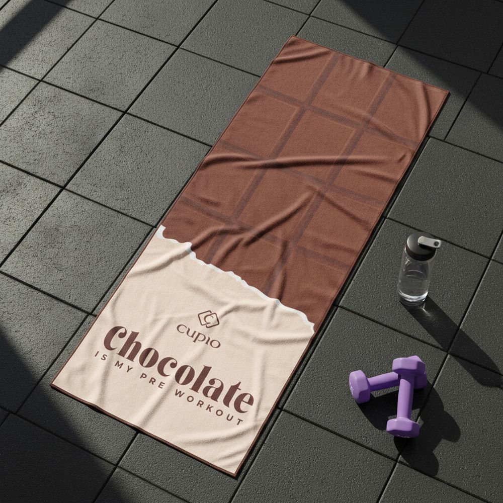 Braunes Fitnesshandtuch mit Schokoladendesign und zwei Hante