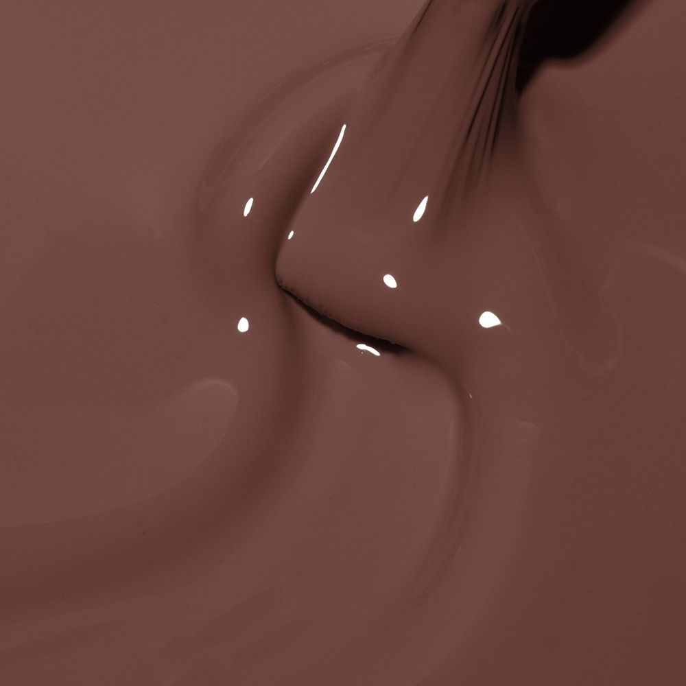 Makroaufnahme eines Pinsels, der cremigen Nude-Nagellack glatt aufträgt – glänzende Textur des Beauty-Produkts