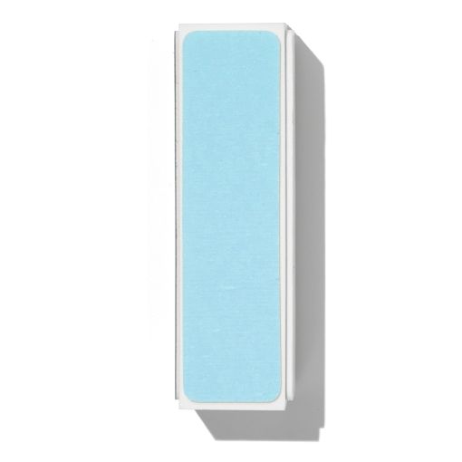 Schmales weißes Wandregal mit dekorativem blauem Stoff-Panel