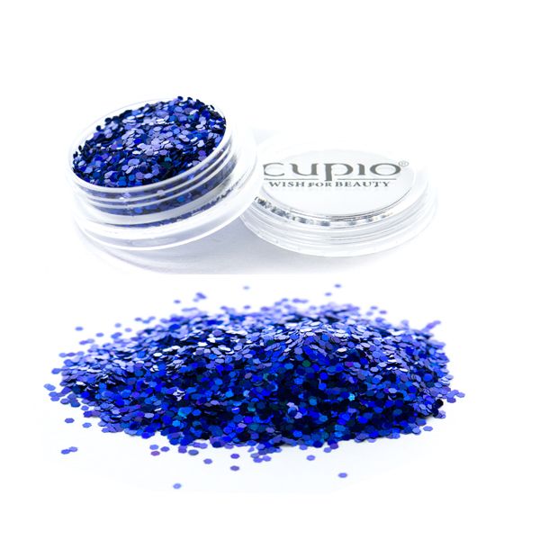 Dose mit blauen Glitzerpartikeln von Cupio auf einem weißen Hintergrund