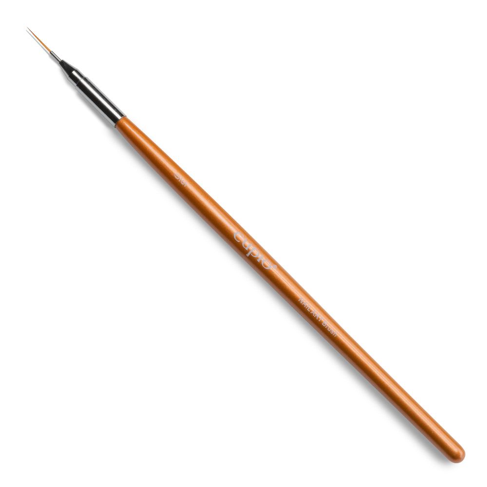 pensula_cupio_nail_art_brush1 Detailansicht eines feinen Malpinsels mit braunem Griff und schmaler Pinselspitze