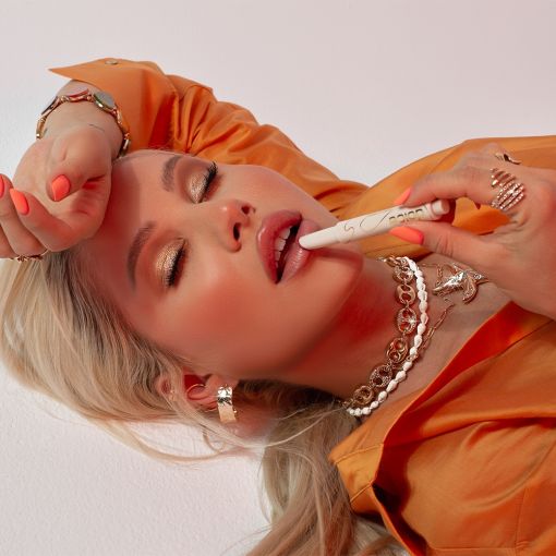 mg_0815_1_alb_ Frau mit blonden Haaren und Glamour-Make-up hält einen Lippenstift