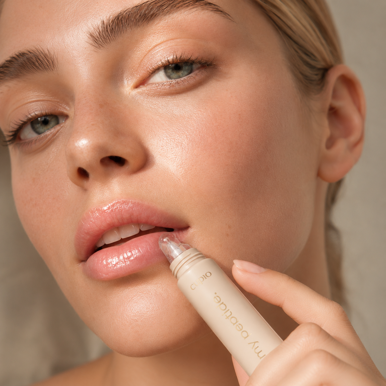 Nahaufnahme einer Frau beim Auftragen der Cupio My Peptide Lippenpflege auf die Unterlippe für gepflegte, glänzende Lippen