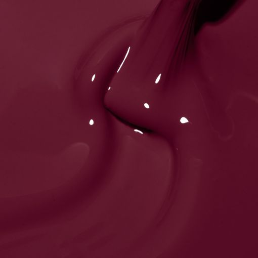 Nahaufnahme von flüssigem roten Nagellack mit Glanzeffekt