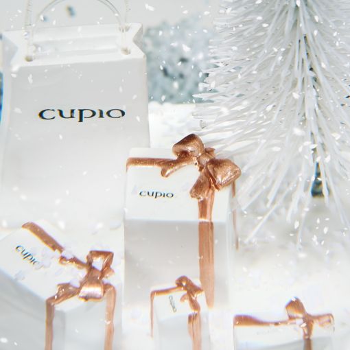 Weiße Geschenke mit goldenen Schleifen von Cupio in winterlicher Dekoration