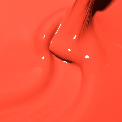 Nahaufnahme von roter Farbe, die auf eine glatte Oberfläche gegossen wird.