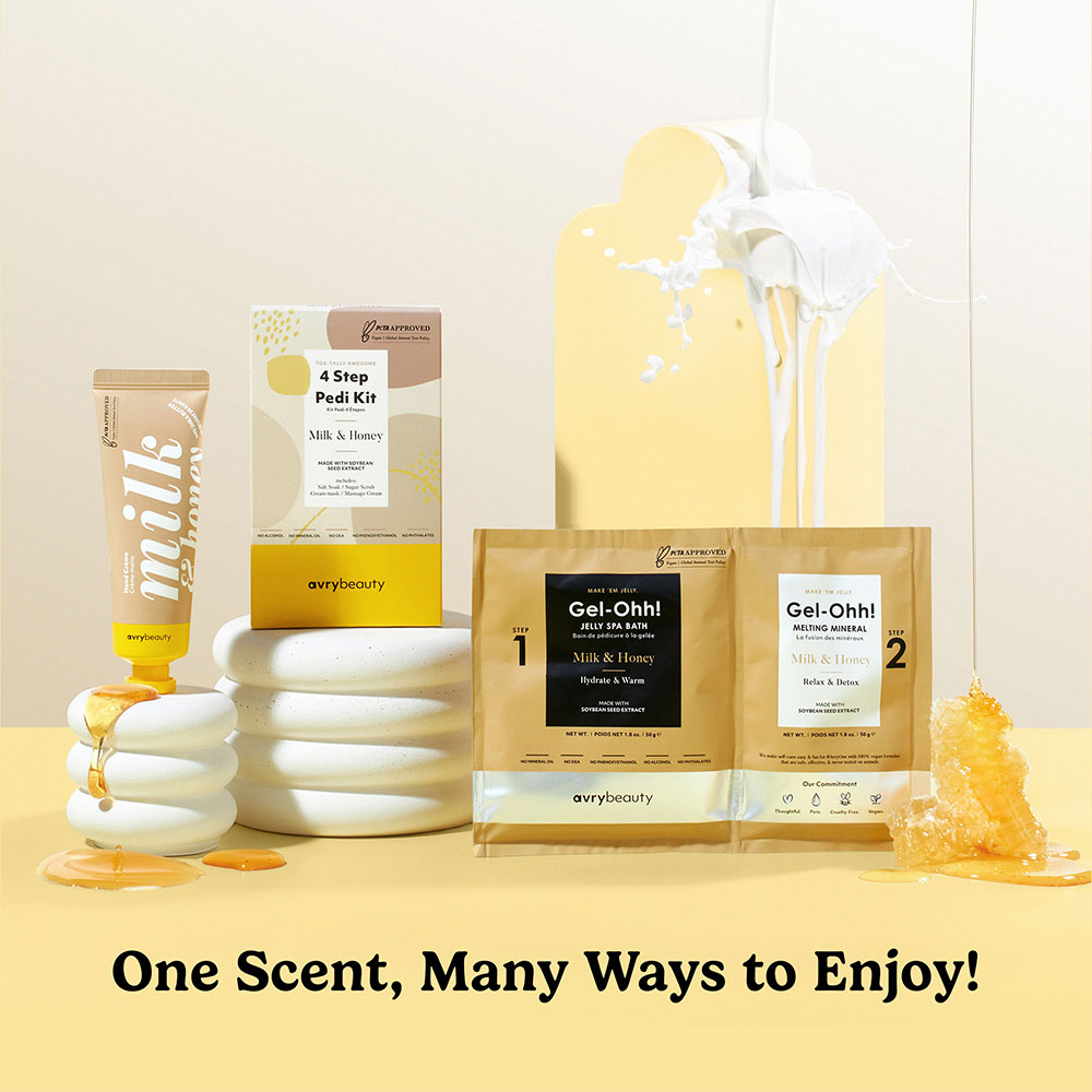 AvryBeauty Fußpflege-Set Milk & Honey mit 4 Step Pedi Kit, Gel-Ohh! Beuteln und Fußcreme, dekoriert mit fließendem Honig im hellen Produktfoto
