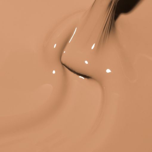 Beige-cremige Flüssigkeit mit glänzender Oberfläche in Nahaufnahme