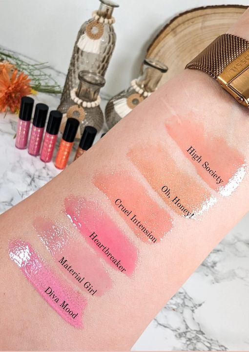 343403556_753130889787406_6879788482745895803_n Swatches von verschiedenen Lipgloss-Farben auf dem Arm, inklusive High Society, Oh Honey!, Cruel Intension, Heartbreaker, Material Girl und Diva Mood.