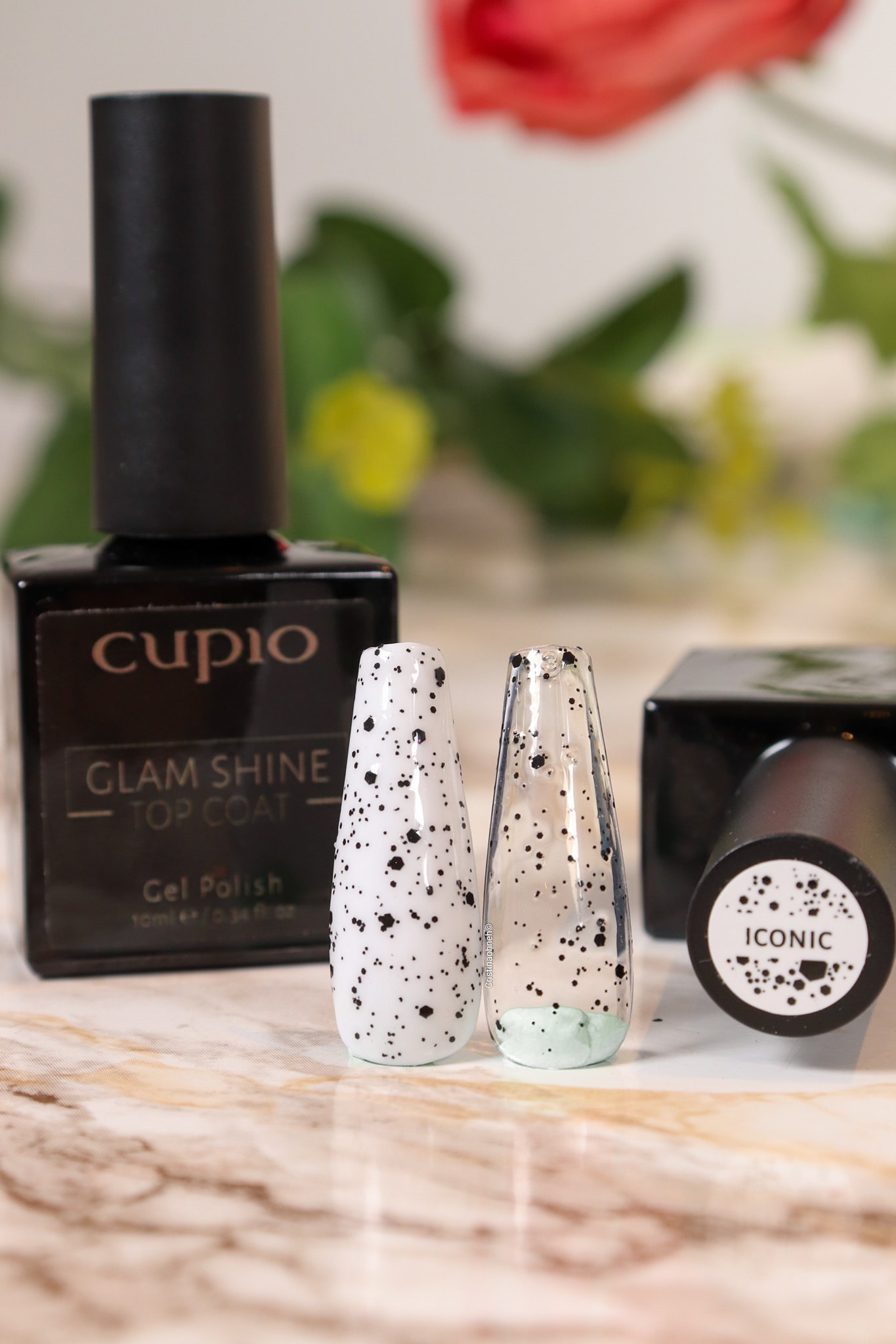 273827951_10221078655498826_4260812114714387025_n Cupio Glam Shine Top Coat mit Nagellack-Proben in verschiedenen Designs auf einem Marmorhintergrund