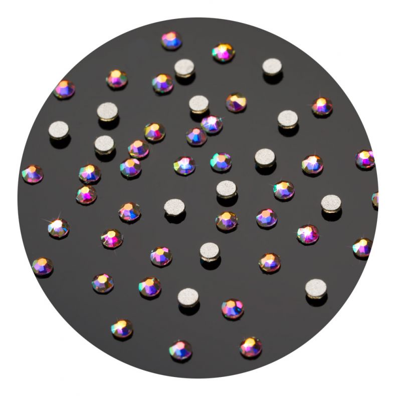 Bunt schimmernde Strasssteine verteilt auf schwarzem Untergrund