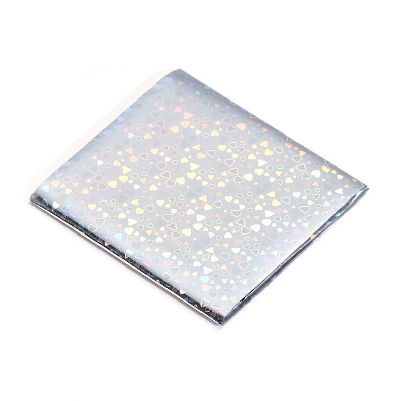 folie_de_transfer_holo_silver_13 Holografische Geschenkfolie mit bunten Herzen auf grauem Hintergrund