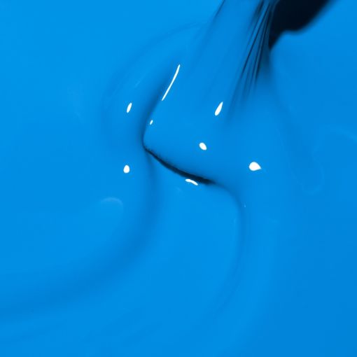 Nahaufnahme von flüssiger blauer Farbe, die glatt aufgetragen wird.