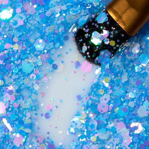 gel_design_granita_sea_breeze_c8843_b-Kopie Nahaufnahme eines blauen Glitzer-Nagellacks mit einem Pinsel darin