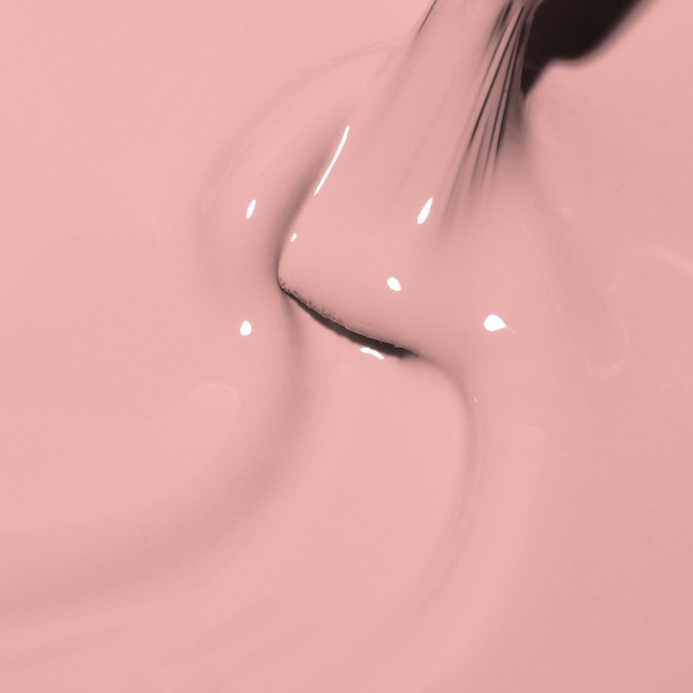 Makroaufnahme von Cupio Gellack Nude Collection Classic French in Aether Nude – cremiger, ultrapigmentierter Nude-Ton für elegante natürliche Maniküren mit hoher Deckkraft.