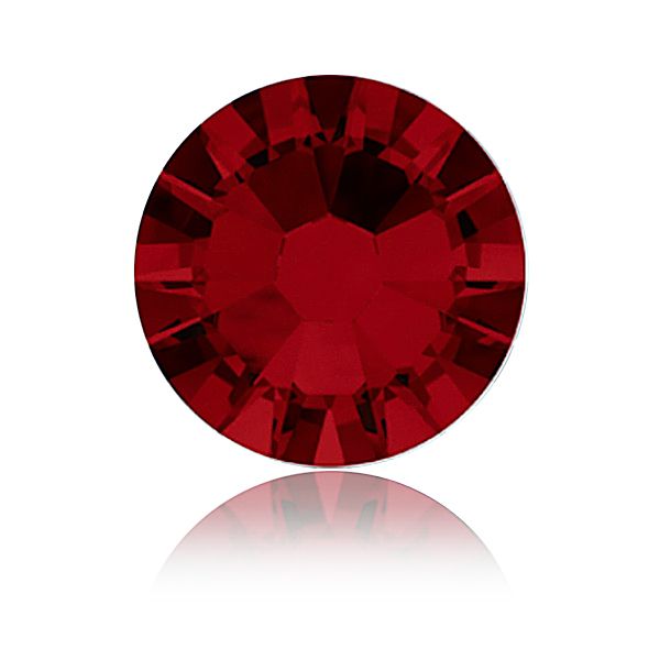 Roter runder Edelstein mit facettiertem Schliff auf weißem Hintergrund