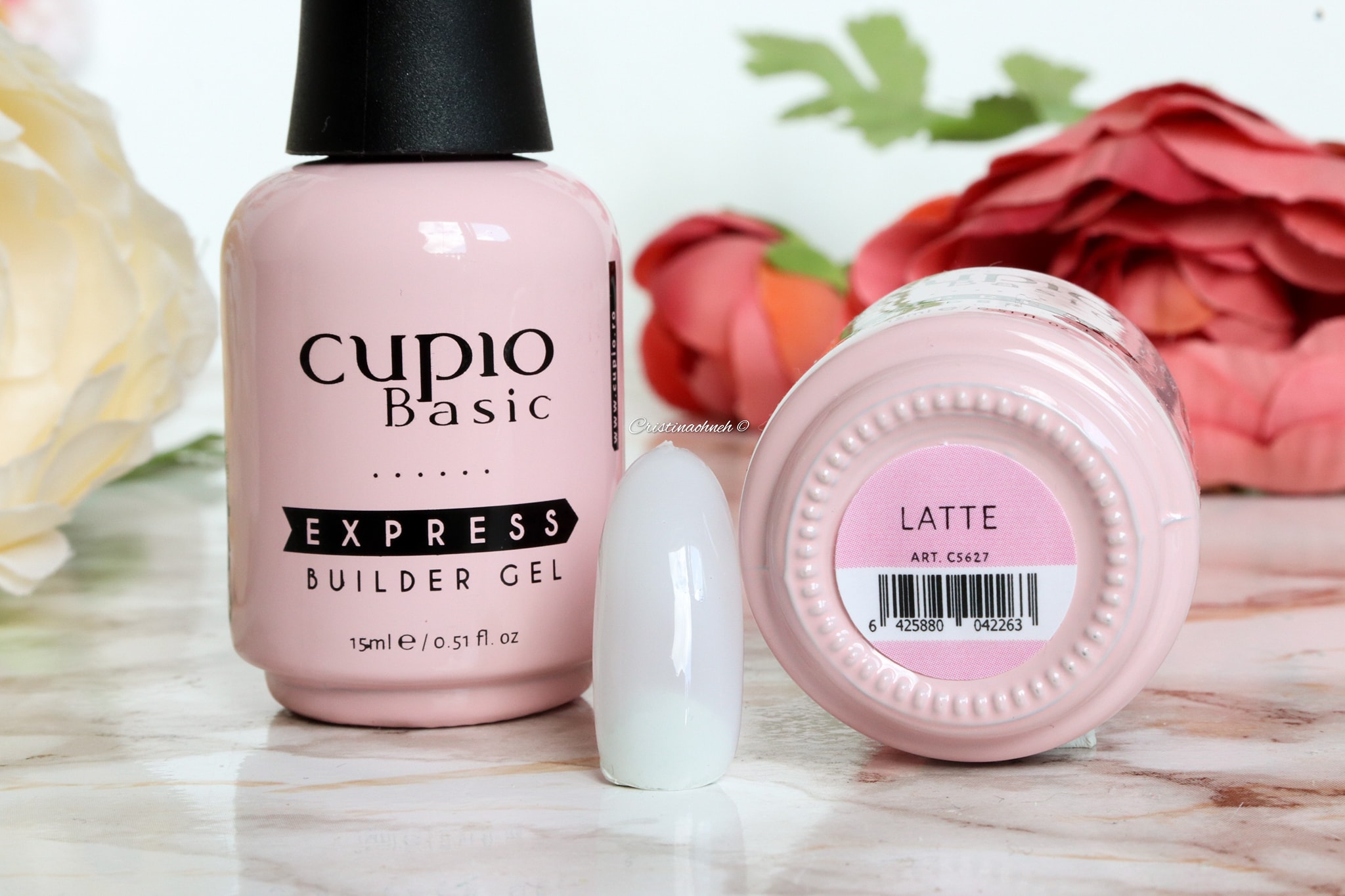 225731693_10220051587582770_3317907540996160205_n Cupio Basic Express Builder Gel in der Farbe Latte mit einer Nagelspitze auf einem stilvollen Hintergrund.