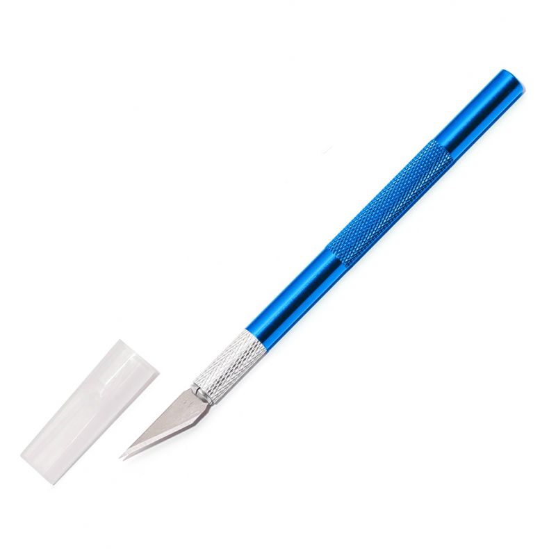instrument_precizie_nail_art_g Präzisionsschneider mit Klingenabdeckung auf weißem Hintergrund