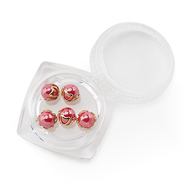 Perlen in einem kleinen Glasbehälter, ideal für Schmuckherstellung